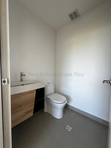 Alquiler de Penthouse de 2 Niveles en Santa Ana. RAH 26-2125 en Piedades, Santa Ana, San José — $1,900