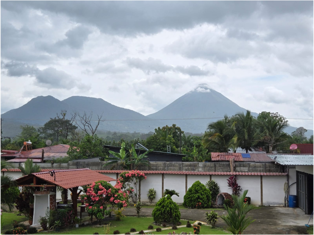 Villa Fortuna con excelente vista al Volcán Arenal en La Fortuna, San Carlos, Alajuela — $860,000 - Foto 2 de 14
