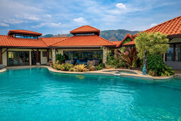 Luxury Home With Panoramic Views In Atenas in San José, Atenas, Alajuela — $2,150,000 - Photo 2 of 11