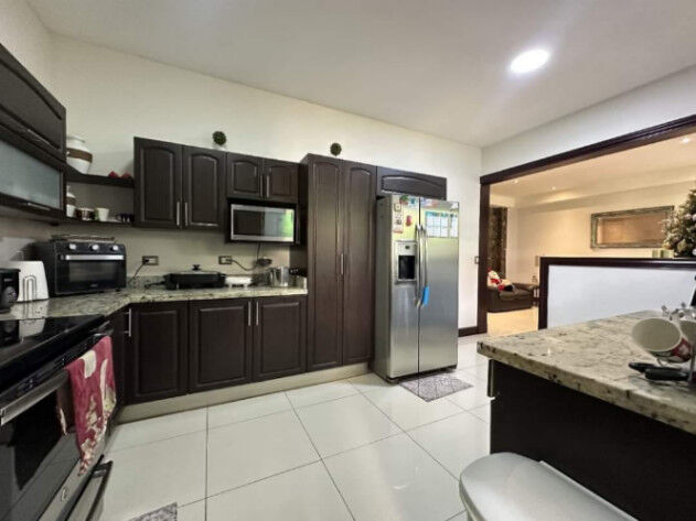 Alquiler de amplia casa en Santa Ana, condominio LUSSO en Pozos, Santa Ana, San José — $2,300