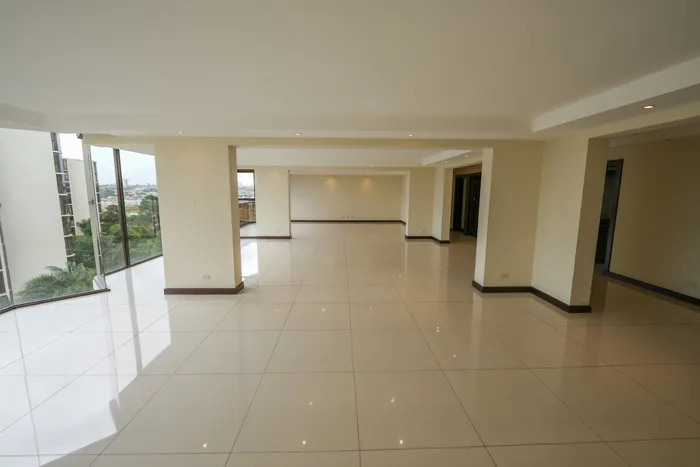 Espacioso Apartamento de 3 Habitaciones en Bello Horizonte en Escazú, San José — $2,900 - Foto 3 de 21