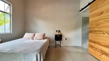 SE VENDE CASA MODERNA TOTALMENTE AMOBLADA EN VILLA NUEVA DE PEDREGOSO CON JACUZZI PREMIUM in San Isidro De El General, Pérez Zeledón, San José — $99,900 - Photo 4 of 20