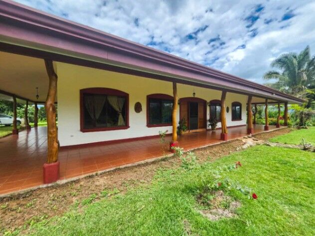 Casa amplia con 31 hectares en Pilar, Pejibaye en Pejibaye, Pérez Zeledón, San José — $649,999