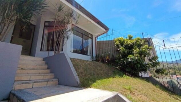 Se vende moderna casa con patio en Lomas de Ayarco Sur 25-1556 in Curridabat, San José — $265,000