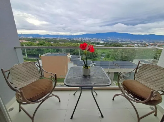 VENTA DE APARTAMENTO ESQUINERO CON 2 PARQUEOS EN CONDOMINIO ALTAMIRA HEREDIA. en San Pablo, Heredia — $200,000