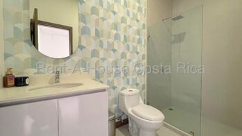 Venta de casa moderna con vista al bosque y amenidades premium #26-1421 GS en San Antonio, Escazú, San José — $325,000 - Foto 4 de 17