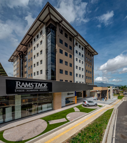 VENTA DE OFICINAS, SAN JOSE, CURRIDABAT, PINARES, OFICENTRO MOMENTUM en Curridabat, San José — $448,197