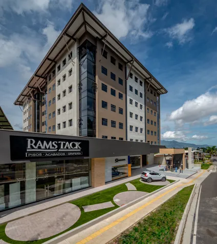 VENTA DE OFICINAS, SAN JOSE, CURRIDABAT, PINARES, OFICENTRO MOMENTUM en Curridabat, San José — $448,197