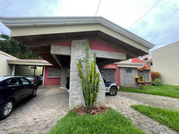Se vende casa con patio y terraza en San Rafael Escazú 25-466 en San Rafael, Escazú, San José — $443,000