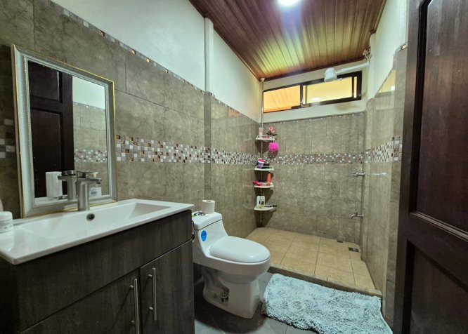 Propiedad Commercial Rodeada con Naturaleza en Daniel Flores, Pérez Zeledón, San José — $1,100,000