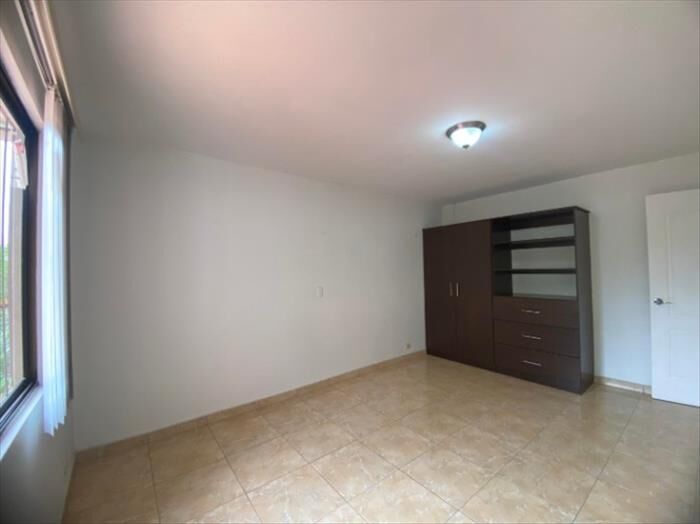 ¡ Escazú Centro en Esta Increíble Casa de 4 Dormitorios y 3 Baños con Espacio para 2 Carros 🏠🚗 en Escazú, San José — $1,400
