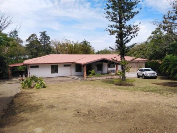 Se vende casa con amplio lote en residencial de Santa Ana Centro 23-1465 in Santa Ana, San José — $800,000