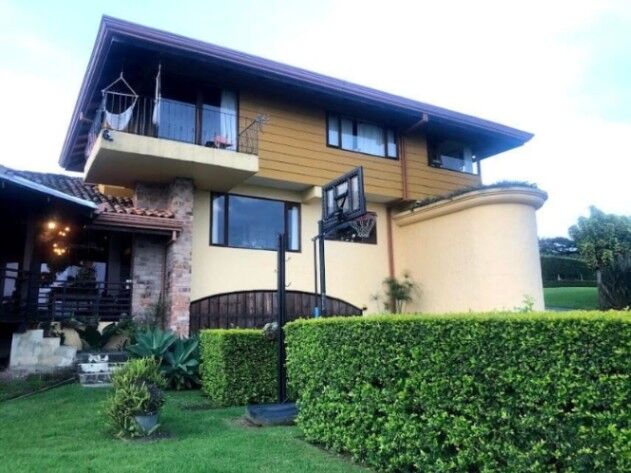 Venta de Casa Colonial Contemporánea en San Rafael de Heredia. RAH 26-253 en Concepción, San Rafael, Heredia — $750,000