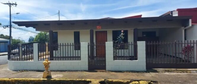 VENTA DE CASA GRECIA CENTRO  en Grecia, Alajuela — ₡ 100 000 000