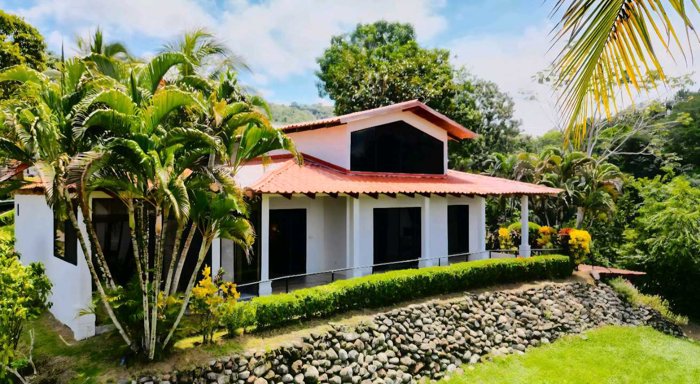 Preciosa Casa en Jacó en Jacó, Garabito, Puntarenas — $299,000 - Foto 2 de 18