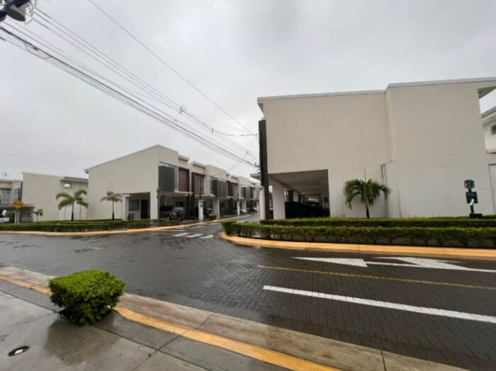 Venta de Encantadora Casa en Tibás / Mls. 25-1985 OFC JB in Anselmo Llorente, Tibás, San José — $195,000