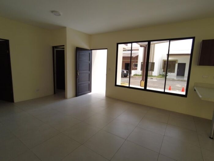 Se vende espaciosa casa con jardín en San Rafael de Heredia 26-137 en San Rafael, Heredia — $185,000