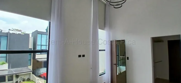 Alquiler de Casa en Guachipelin, Escazu en Escazú, San José — $2,200 - Foto 2 de 12