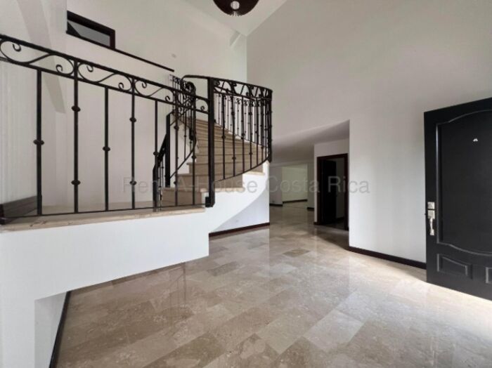Venta de Lujosa y Amplia Casa en Santa Ana / Mls. 26-1558 OFC JB en Pozos, Santa Ana, San José — $695,000
