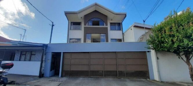 Se vende edificio con 6 apartamentos para inversión en Heredia 25-363 in Heredia — ₡ 242 000 000