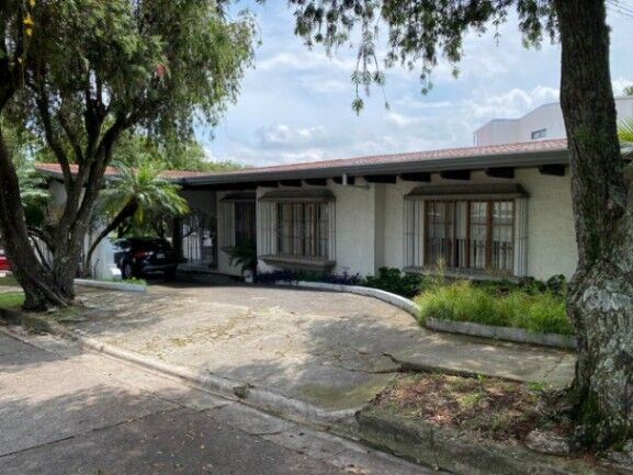 Se vende moderna casa con patio en Boulevard de Rohrmoser 22-1136 in Pavas, San José — $650,000