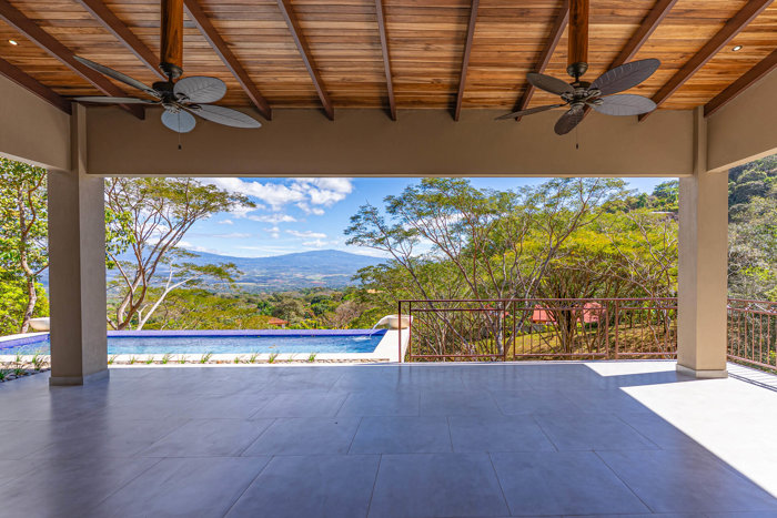 Casa recien terminada en casi 2 acres en nueva comunidad privada. en Atenas, Alajuela — $725,000 - Foto 3 de 32
