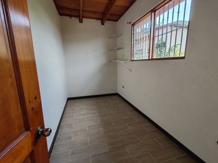 Alquiler de propiedad con casa tipo chalet y zona verde en Barva, Heredia — $1,600 - Foto 4 de 25