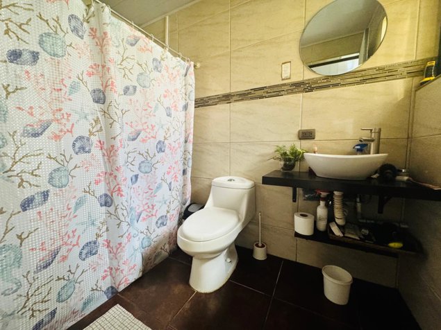 Se vende casa con uso de suelo mixto en La Uruca cerca de todo! en Uruca, San José — $240,000 - Foto 3 de 20