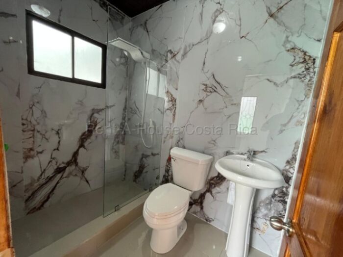 Casa en venta en San Ramón Centro con amplios espacios y acabados en madera #26-2203 GS en San Ramón, Alajuela — $180,000