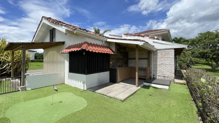 Casa Espaciosa con Gran Potencial en Hacienda Los Reyes en Guácima, Alajuela — $575,000 - Foto 2 de 32