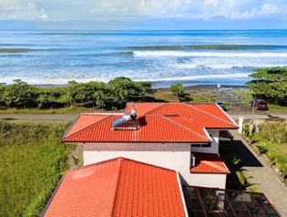 Casa de Lujo Frente al Mar con Piscina Privada en Playa Hermosa en Jacó, Garabito, Puntarenas — $7,000 - Foto 4 de 60