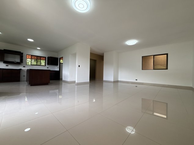 VENTA DE CASA, CIUDAD COLÓN – VISTAS ESPECTACULARES Y ENTORNO NATURAL in Colón, Mora, San José — $275,000 - Photo 3 of 17