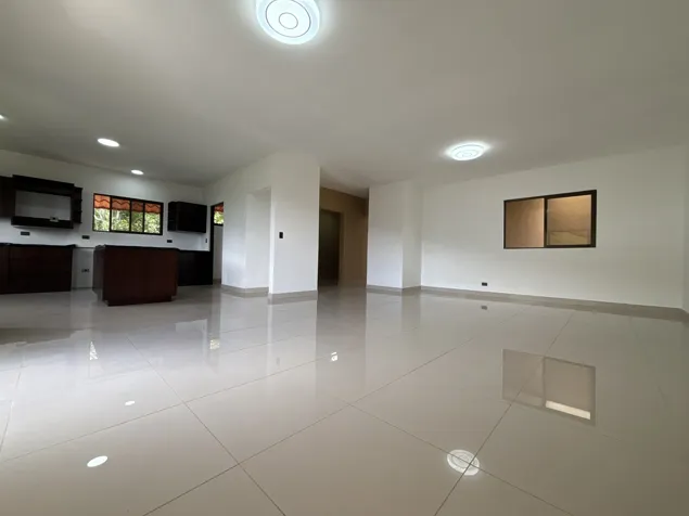 VENTA DE CASA, CIUDAD COLÓN – VISTAS ESPECTACULARES Y ENTORNO NATURAL en Colón, Mora, San José — $275,000 - Foto 3 de 17