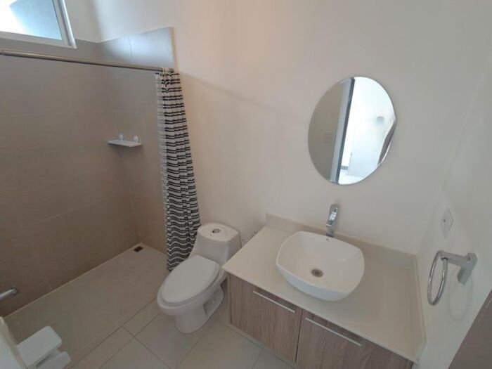 MLS-26-851 LS ALQUILER HERMOSA CASA DE 3 NIVELES SANTO DOMINGO HEREDIA en Santo Domingo, Heredia — $1,700