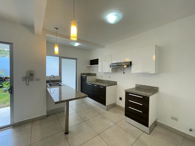 Venta de casa de dos plantas en Condominio Barlovento, segunda etapa. in Tres Ríos, La Unión, Cartago — $195,000
