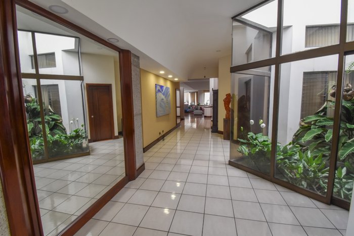 Casa independiente de 3 Habitaciones + Oficina en Escazú en Escazú, San José — $3,750 - Foto 3 de 18