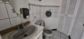 Alquiler de Local Comercial en San Rafael, Escazú. RAH 25-543 en San Rafael, Escazú, San José — $1,400 - Foto 5 de 9