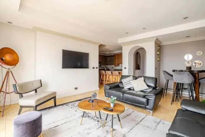 Exclusivo Apartamento Amoblado en Trejos Montealegre, Escazú in Escazú, San José — $2,500 - Photo 3 of 18