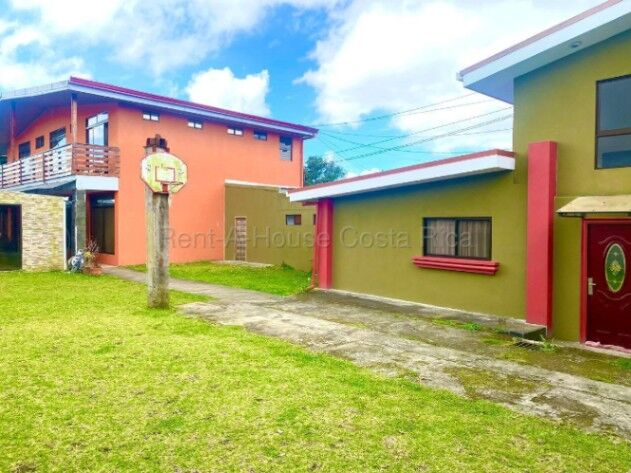 VENTA DE PROPIEDAD CON 3 CASAS, 1 TALLER, USO DE SUELO MIXTO.  en Granadilla, Curridabat, San José — $1,600,000