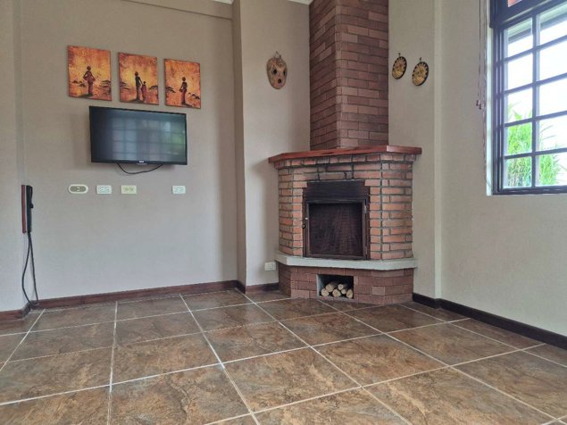 EXCLUSIVA CASA DE 6 HABITACIONES CON MIRADOR in Concepción, San Rafael, Heredia — $478,000