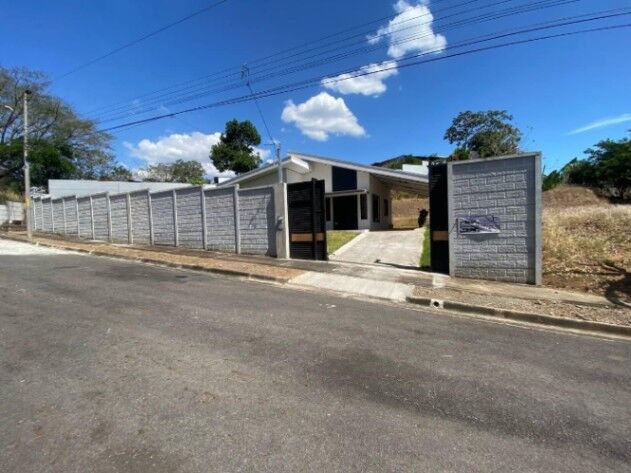 venta de casa en la Garita Alajuela en lote de 648 m2 en Garita, Alajuela — ₡ 103 000 000