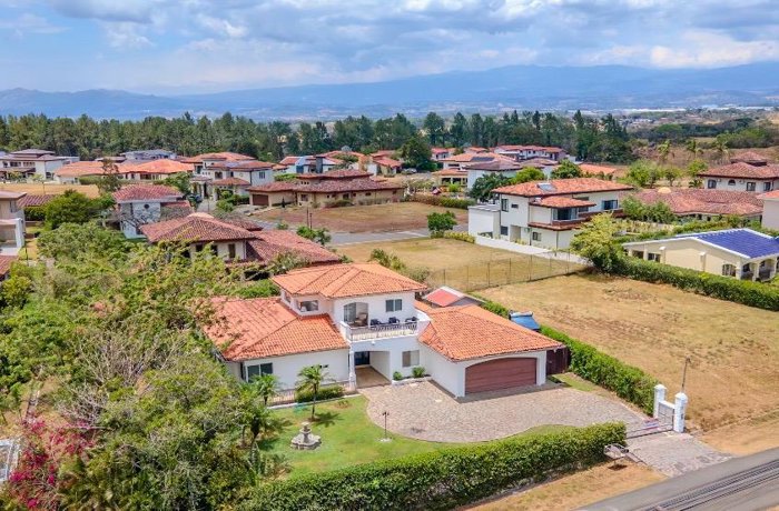 Para Alquiler Casa con piscina, ubicada en Hacienda Los Reyes. en Guácima, Alajuela — $5,500 - Foto 2 de 38