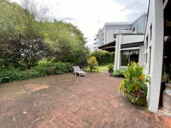 Preciosa casa en Escazú. Elegancia, amplitud y versatilidad en un entorno natural en San Rafael, Escazú, San José — $800,000 - Foto 4 de 25