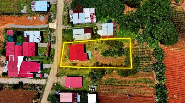 SE VENDE CASA CON AMPLIO TERRENO PLANO Y ARBOLES FRUTALES en Daniel Flores, Pérez Zeledón, San José — $100,000