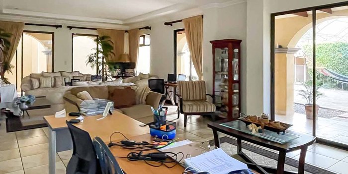 Venta casa de lujo con áreas sociales y ático, Pinares. (CT) in Curridabat, San José — $650,000 - Photo 2 of 20