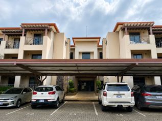 Apartamento con 3 habitaciones con aire acondicionado y 2 parqueos