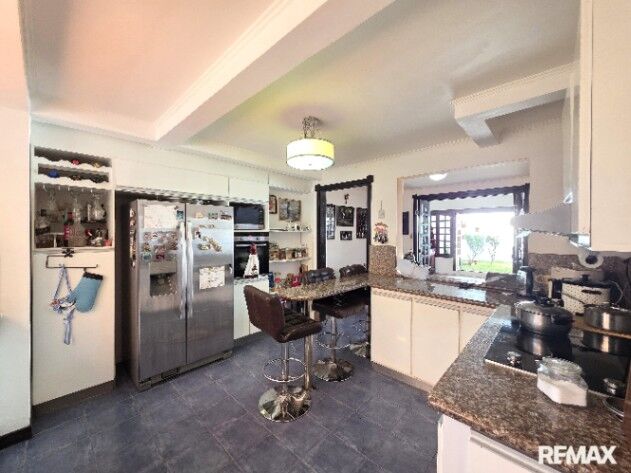 REBAJADA 10% Residencia de 2 niveles + estudio independiente - segura, en zona de altísima plusvalía en Santo Tomás, Santo Domingo, Heredia — ₡ 145 000 000