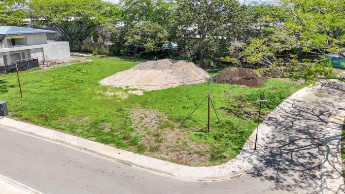 Terreno Esquinero de 1079m2 en Latitud Lindora in Pozos, Santa Ana, San José — $495,000