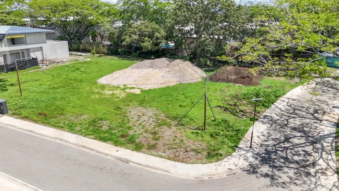 Terreno Esquinero de 1079m2 en Latitud Lindora in Pozos, Santa Ana, San José — $495,000