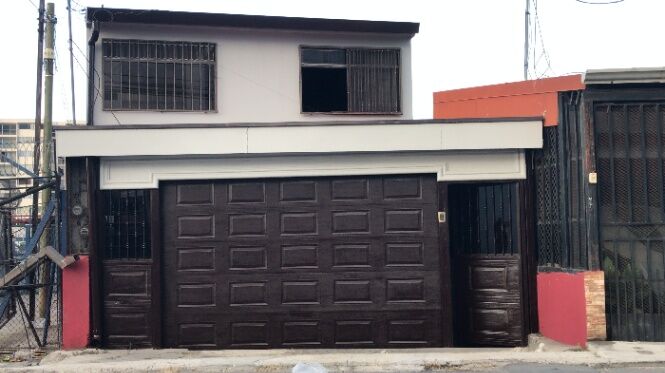 Casa amplia con apartamento en Hatillo Centro en Hatillo, San José — ₡ 68 000 000